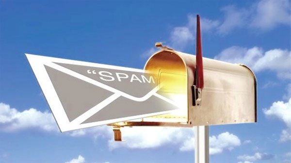 Unngå «Rapporter som spam» knappen når du sender ut epost